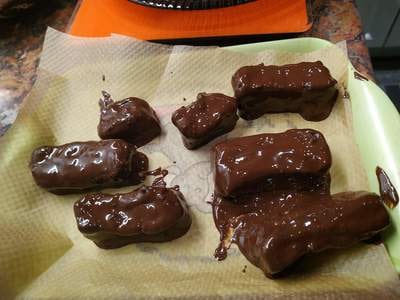 Place a baking paper on a tray or plate and add the chocolate patties dark chocolate Homemade Bounty Bars